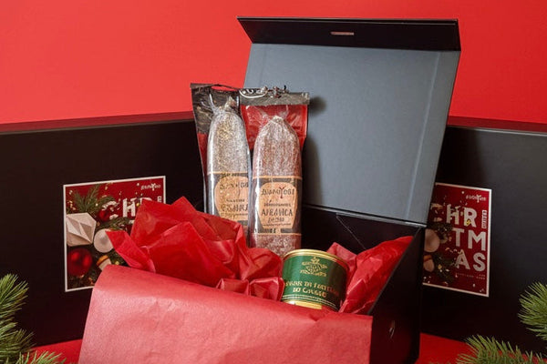 Подарък Joy - гурме класика в черно.
Елегантна кутия с подбрани вкусове: Телешка луканка, Неврокопска луканка Резерва и патешки мус Volex – перфектна комбинация от традиция и финес.
Опакован в празнична червена кутия, готов да впечатли и зарадва още при поднасянето.