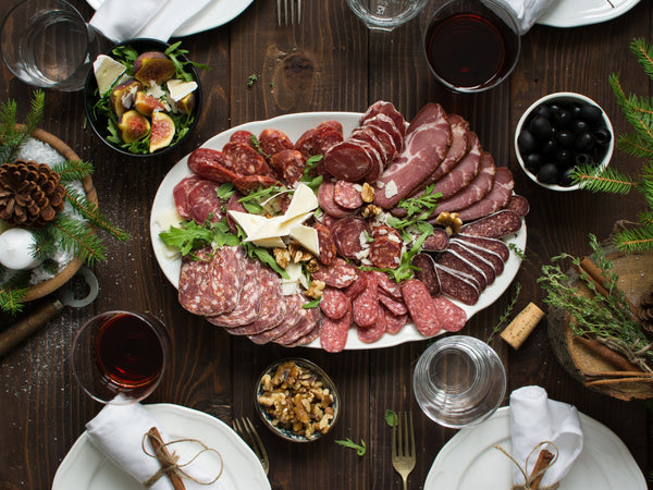 „Колбаси Деликатесен – над 35 вида по традиционни български рецепти. От шпеков салам до Бански бут. Високо качество, признато с 9 златни медала.“