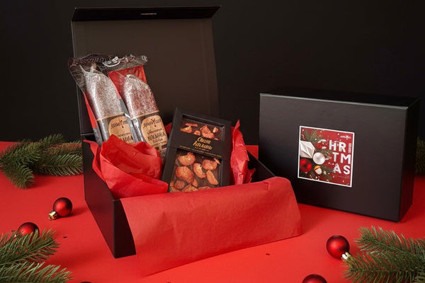Подарък Merry -  стил и изкушение
Изискан гурме комплект с Телешка луканка Deluxe, Неврокопска луканка Резерва и шоколад с ягоди Casa Kakau – съчетание на традиция, финес и сладко удоволствие.
Поднесен в елегантна празнична кутия, готов да впечатли и зарадва всеки вкус.